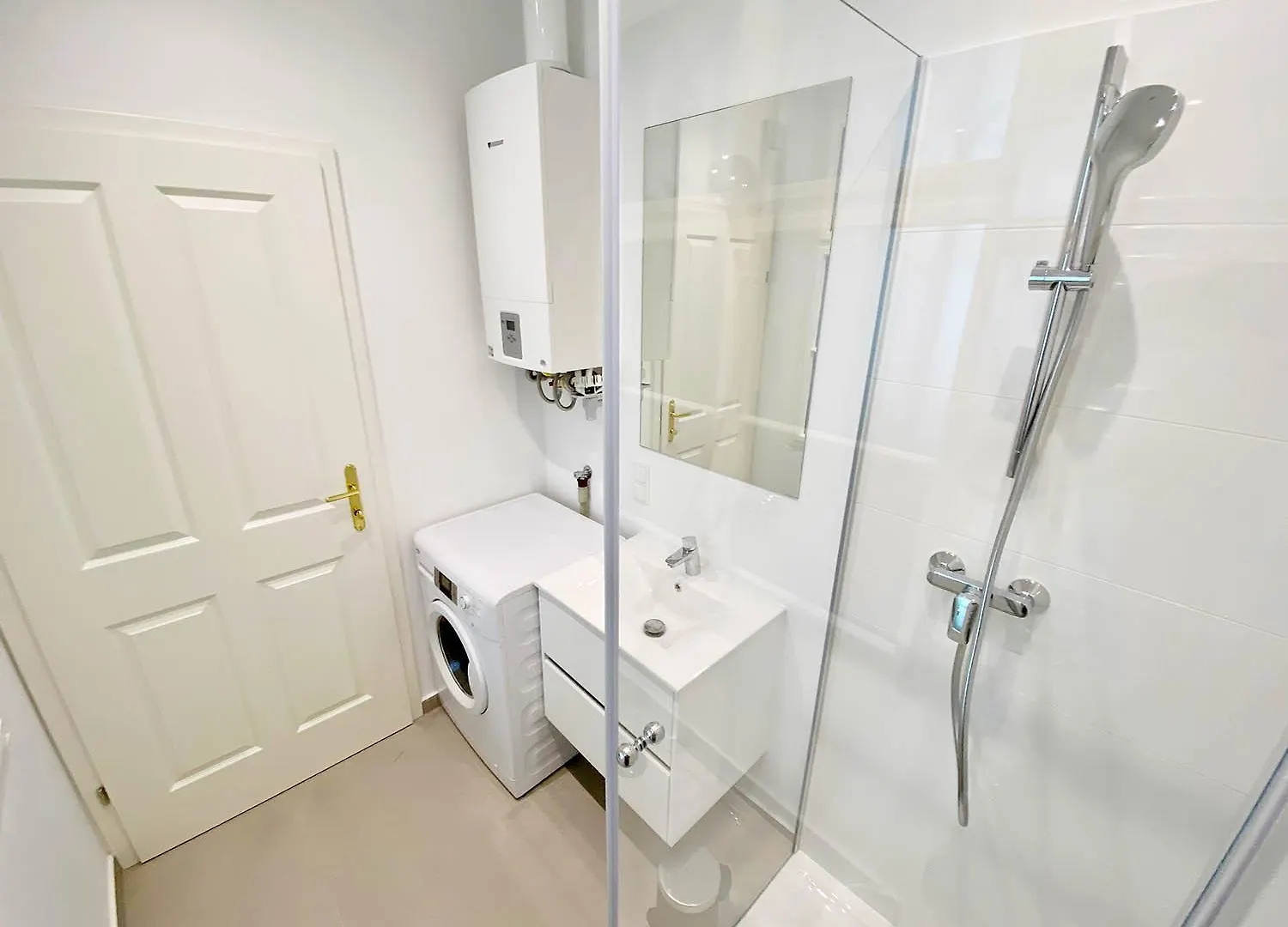 Beautiful Apartment In Hip Area With 3 Bed Rooms Bécs