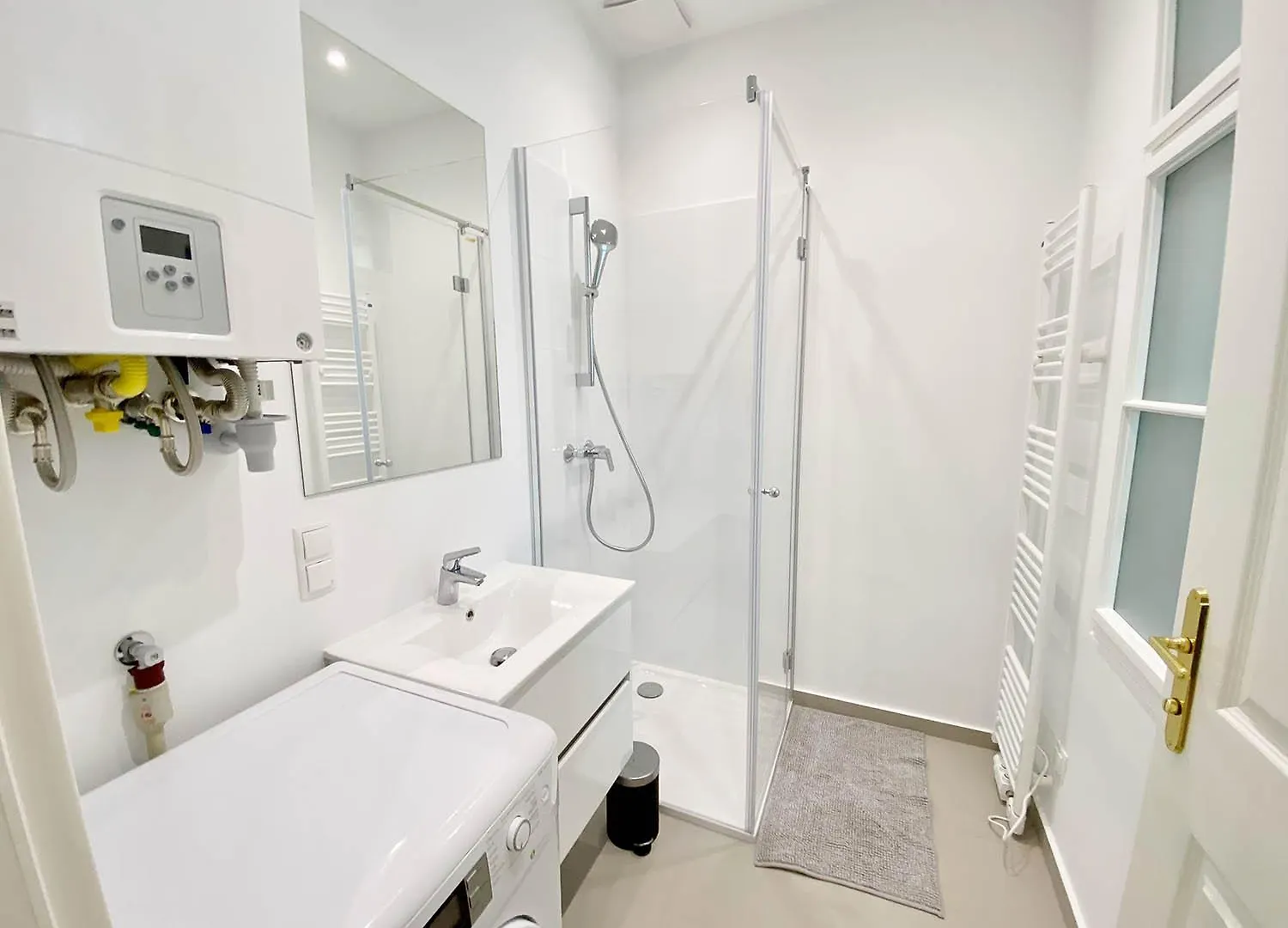 Beautiful Apartment In Hip Area With 3 Bed Rooms Bécs