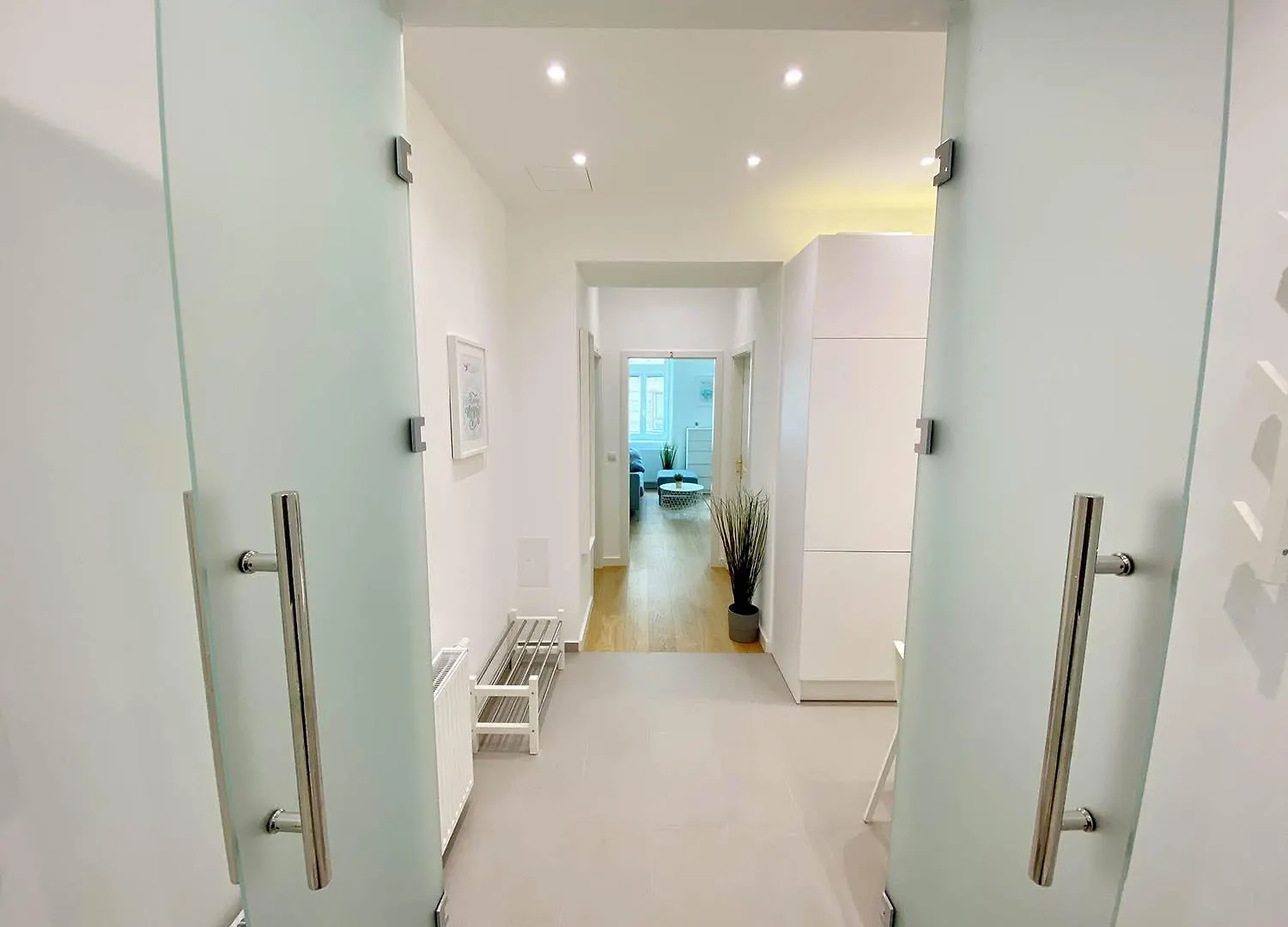 Beautiful Apartment In Hip Area With 3 Bed Rooms Bécs