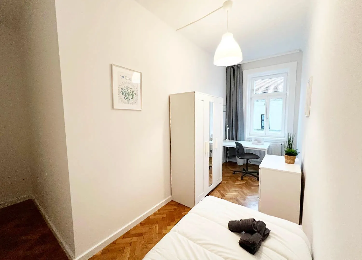 Beautiful Apartment In Hip Area With 3 Bed Rooms Bécs