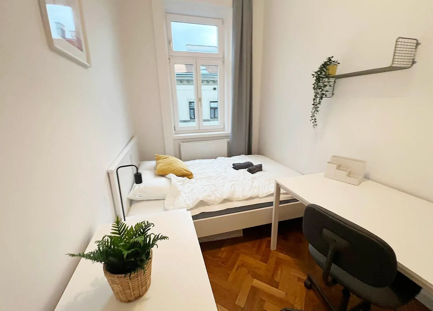 Beautiful Apartment In Hip Area With 3 Bed Rooms Bécs