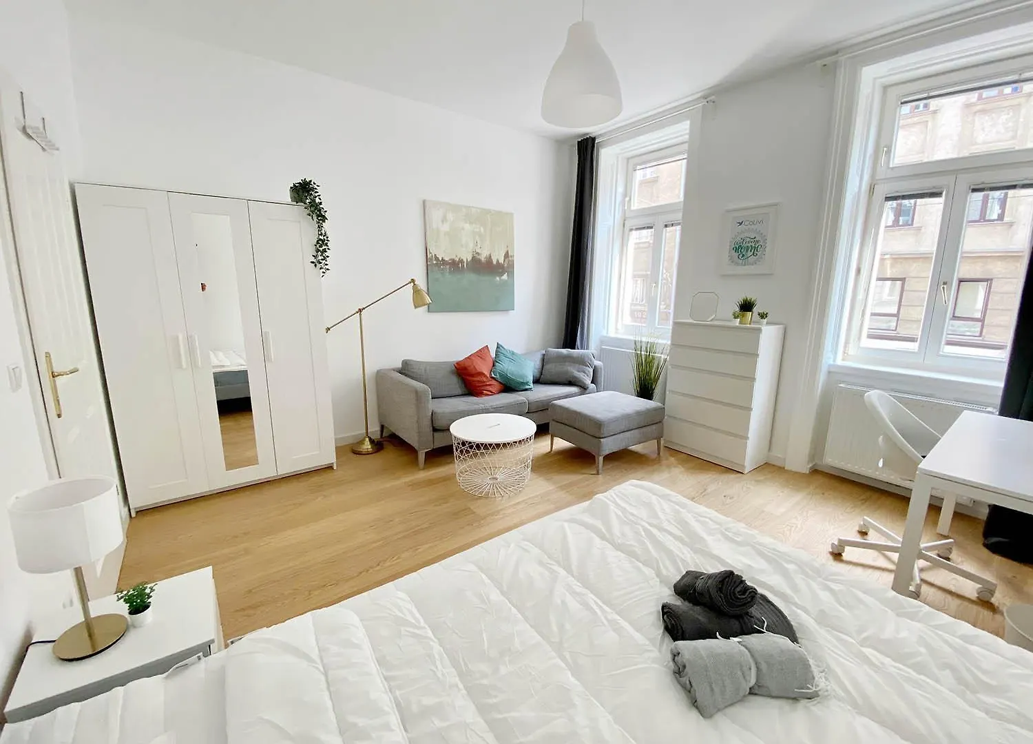 Beautiful Apartment In Hip Area With 3 Bed Rooms Vienna